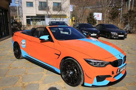 에일리언아지트에 찾아온 택시를 닮은 꽃담황토색 BMW M4        컨버터블의 걸프(gulf)레이싱 랩핑 / 성남시 분당구 운중동