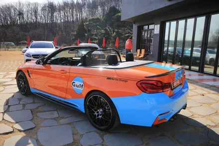 에일리언아지트에 찾아온 택시를 닮은 꽃담황토색 BMW M4        컨버터블의 걸프(gulf)레이싱 랩핑 / 성남시 분당구 운중동