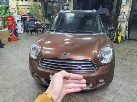 BMW 미니쿠퍼 R60 컨트리맨 순정 비부모니터 연동 후방카메라 장착과 전용 거치대 고뱃지 장착으로 차량에 편리함과 포인트를 주었습니다.~~~^^ / 서울 도봉구