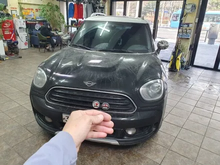 BMW 미니쿠퍼 F60 컨트리맨 수명이 다한 뒤 브래이크 패드를 신품으로 교환하여 컨디션을 회복시켜 드리고 고뱃지로 꾸며드렸습니다.~~~^^ / 서울 도봉구