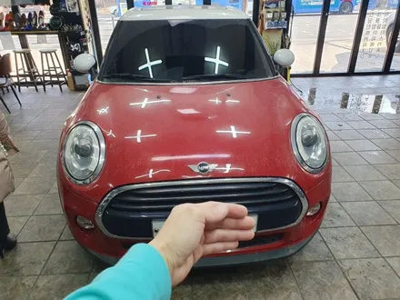 BMW 미니쿠퍼  3세대 F55 수명이 다한 소모품 브레이크 패드를 앞뒤 모두 신품으로 교환하여 차량에 컨디션을 회복시켜 드렸습니다.~~~^^ / 서울 도봉구