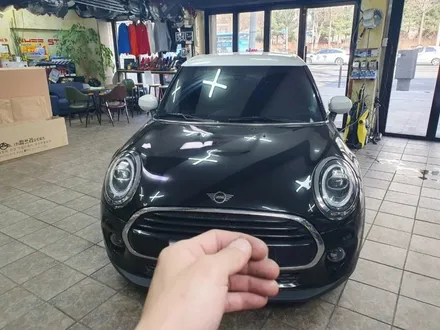 BMW 미니쿠퍼 3.5 세대 F55 주차중 아쉽게 파손된 본네트와 휀더부분을 모두 신품으로 교환하여 차량외관을 모두 살려드렸습니다.~~~^^ / 서울 도봉구