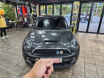 BMW 미니쿠퍼 2세대 R56 하마터면 큰일나셨을뻔한... 배터리 황산가스 누출로부터 탈출시켜 드렸습니다.~~~^^ / 서울 도봉구