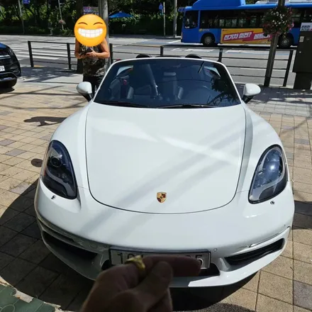포르쉐 박스터 917 스마일 고뱃지를 조수석 헤드레스트에 장착하여 드렸습니다.ㅋㅋㅋㅋㅋ / 서울 도봉구