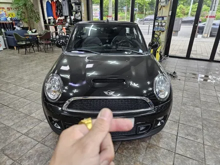 BMW 미니쿠퍼 R57 컨버터블 순정비부모니터 연동 후방카메라 장착과 함께 숏 안테나 교환으로 차량을 꾸며 드렸습니다.~~~^^ / 서울 도봉구