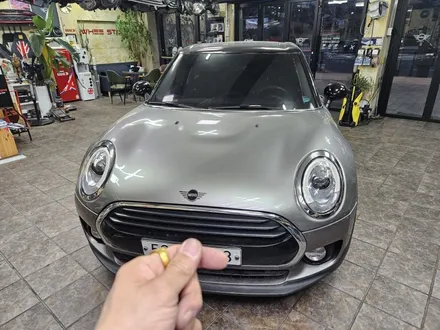 BMW 미니쿠퍼 F54 클럽맨 기존 고장난 순정블랙박스를 제거하고 가져오신 파인뷰 제품으로 교환하여 안전하게 주행녹화와 주차녹화를 하실수 있습니다.~~~^^ / 서울 도봉구