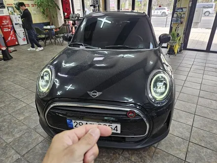 BMW 미니쿠퍼 F55 세차시 문제되는 루프 안테나를 순정정품 LED 샤크안테나로 교환하여 드렸습니다.~~~~~~^^ / 서울 도봉구