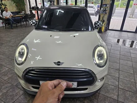 BMW 미니쿠퍼 F56 고장난 거치대와 순정블랙박스를 모두 탈거하고 가성비 좋은 블랙박스 장착으로 불안함을 해소시켜 드렸습니다. / 서울 도봉구