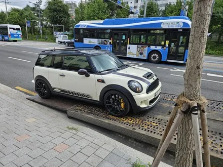 BMW 미니쿠퍼 R55 클럽맨 기존 고장나버린 인터페이스 제거후 신품으로 교환하여 후진시 후방카메라 기능을 살려드렸습니다.~~~^^ / 서울 도봉구