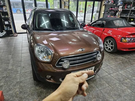 BMW 미니쿠퍼 R60 컨트리맨 장착되어 먹통이 되어버린 카플레이기능을 모두 살려드리고 사용하시던 맥세이프 핸드폰 거치대 장착으로 편리하게 스마트폰을 거치하실수 있습니다.~~~^^ / 서울 도봉구