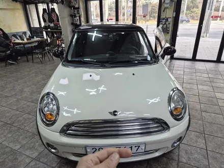 BMW 미니쿠퍼 R56 수명이 다한 배터리를 AGM 배터리 교환후 배터리코딩작업과 함께 냄새나는 에어컨 필터를 신품으로 교환하여 드렸습니다.~~~^^ / 서울 도봉구