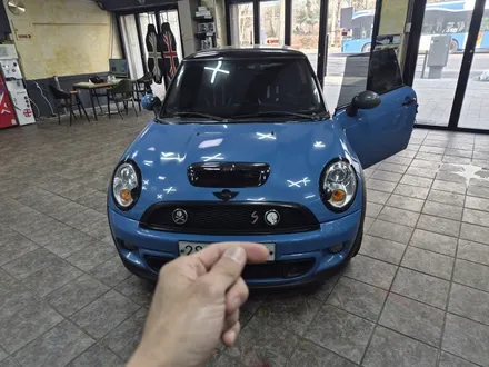 BMW 미니쿠퍼 R56 가져오신 F바디 기어봉을 이식튜닝하여 차량에 감성마력을 살려드렸습니다.~~~^^ / 서울 도봉구