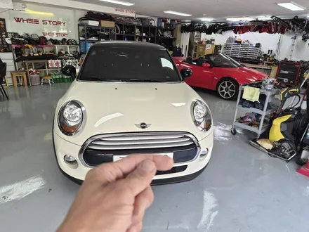 BMW 미니쿠퍼 F56 편리한 룸미러 후방카메라 장착과 함께 가져오신 블랙박스 및 미니전용 거치대를 장착하여 편리함을 더해드렸습니다.~~~^^ / 서울 도봉구