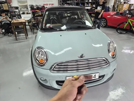 BMW 미니쿠퍼 R56 이상이 있는 후방카메라 영상을 모두 말끔히 해결하여 정상적으로 살려드렸습니다.~~~^^ / 서울 도봉구