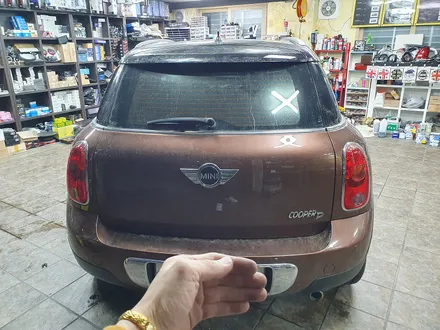 BMW 미니쿠퍼 R60 컨트리맨 순정 비부모니터 연동 후방카메라 장착과 전용 거치대 고뱃지 장착으로 차량에 편리함과 포인트를 주었습니다.~~~^^ / 서울 도봉구