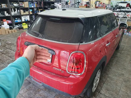 BMW 미니쿠퍼  3세대 F55 수명이 다한 소모품 브레이크 패드를 앞뒤 모두 신품으로 교환하여 차량에 컨디션을 회복시켜 드렸습니다.~~~^^ / 서울 도봉구