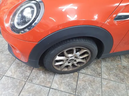 BMW 미니쿠퍼 3.5 세대 F56 수명이 다한 브레이크 패드를 성능좋은 브렘보 패드로 교환하여 차량에 컨디션을 회복시켜 드렸습니다.~~~^^ / 서울 도봉구