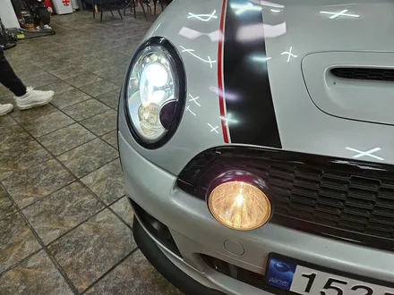 BMW 미니쿠퍼 2세대 R56 가져오신 순정정품 드라이빙램프 장착으로 차량에 스타일을 변신시켜 드렸습니다.~~~^^ / 서울 도봉구
