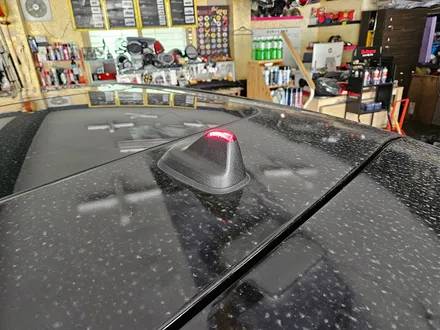 BMW 미니쿠퍼 F55 세차시 문제되는 루프 안테나를 순정정품 LED 샤크안테나로 교환하여 드렸습니다.~~~~~~^^ / 서울 도봉구