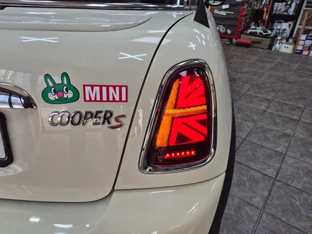 BMW 미니쿠퍼 R58 쿠페 주문하여 가져오신 미니전용 애프터 마켓 LED 데이라이트 라이트교환과 편의장치 락폴딩 유니언잭 테일램프 교환으로 차량에 스타일을 변신시켜 드리고 광명을 / 서울 도봉구
