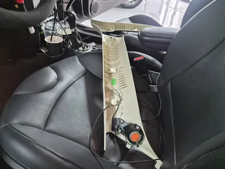 BMW 미니쿠퍼 R55 클럽맨 가져오신 순정 하만카돈 트위터 스피커와 암레스트를 장착하여 순정 오디오 사운드와 편리함을 업그레이드 시켜 드렸습니다.~~~^^ / 서울 도봉구