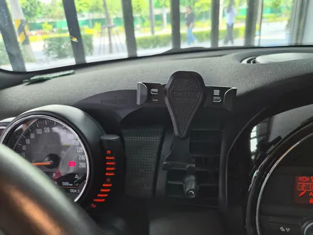 BMW 미니쿠퍼 F56 편리한 룸미러 후방카메라 장착과 함께 가져오신 블랙박스 및 미니전용 거치대를 장착하여 편리함을 더해드렸습니다.~~~^^ / 서울 도봉구