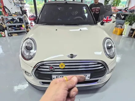 BMW 미니쿠퍼 F57 컨버터블 손상된 순정 앰블럼 교체와 깜찍이 원피스 고뱃지 장착으로 차량에 스타일을 올려드렸습니다.~~~^^ / 서울 도봉구