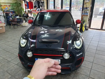 BMW 미니쿠퍼 F56 JCW 순정정품 LED 드라이빙램프 장착으로 간쥐민휘 만들어 드리고 R60 컨트리맨 후방전용 모니터 장착으로 안전하게 후진하실수 있습니다.~~~^^ / 서울 도봉구