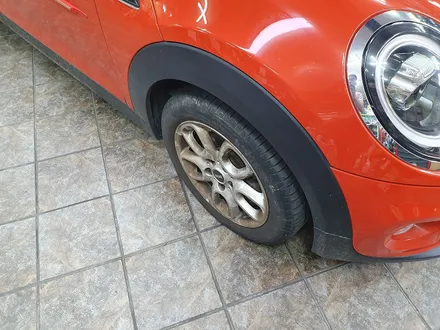 BMW 미니쿠퍼 3.5 세대 F56 수명이 다한 브레이크 패드를 성능좋은 브렘보 패드로 교환하여 차량에 컨디션을 회복시켜 드렸습니다.~~~^^ / 서울 도봉구