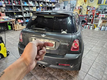 BMW 미니쿠퍼 2세대 R56 하마터면 큰일나셨을뻔한... 배터리 황산가스 누출로부터 탈출시켜 드렸습니다.~~~^^ / 서울 도봉구