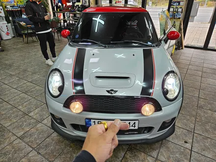 BMW 미니쿠퍼 2세대 R56 가져오신 순정정품 드라이빙램프 장착으로 차량에 스타일을 변신시켜 드렸습니다.~~~^^ / 서울 도봉구