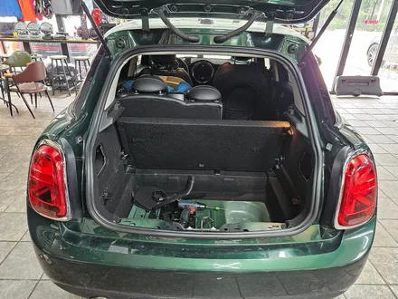 BMW 미니쿠퍼 F54 JCW 클럽맨 가져오신 센터게이지를 장착하여 드리고 F56 트렁크 누수현상을 모두 잡아드렸습니다.~~~^^ / 서울 도봉구