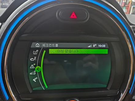 BMW 미니쿠퍼 F54 클럽맨 수명이 다한 배터리를 교환하여 차량에 컨디션을 살려드렸습니다.~~~^^ / 서울 도봉구