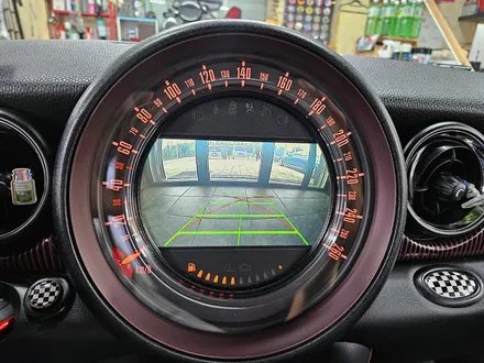 BMW 미니쿠퍼 R55 클럽맨 기존 고장나버린 인터페이스 제거후 신품으로 교환하여 후진시 후방카메라 기능을 살려드렸습니다.~~~^^ / 서울 도봉구