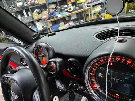 BMW 미니쿠퍼 R56 JCW 가져오신 순정 정품 미키마우스 게이지 장착으로 갬성마력을 올려드렸으며 실시간 냉각수 온도를 보실수 있습니다.~~~^^ / 서울 도봉구