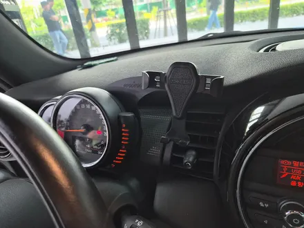 BMW 미니쿠퍼 F56 편리한 룸미러 후방카메라 장착과 함께 가져오신 블랙박스 및 미니전용 거치대를 장착하여 편리함을 더해드렸습니다.~~~^^ / 서울 도봉구