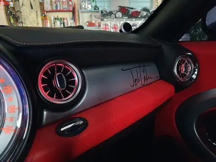 BMW 미니쿠퍼 2세대 R58 쿠페 순정연동 송풍구 엠비언트 라이트 장착과 리모컨 배터리 교환 수신거리연장으로 스트레스 해소와 감성마력을 올려드렸습니다.~~^^ / 서울 도봉구