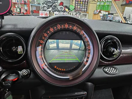 BMW 미니쿠퍼 R55 클럽맨 기존 고장나버린 인터페이스 제거후 신품으로 교환하여 후진시 후방카메라 기능을 살려드렸습니다.~~~^^ / 서울 도봉구