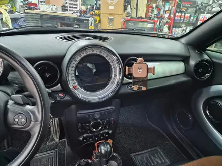 BMW 미니쿠퍼 R58 쿠페 브레이크등 오일교환과 함께 순정연동 풋등 송풍구 엠비언트 라이트 튜닝과 순정리모컨 수신거리연장등 차량을 갬성마력으로 무장시켜 드렸습니다.~~~^^ / 서울 도봉구