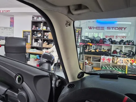 BMW 미니쿠퍼 R55 클럽맨 가져오신 순정 하만카돈 트위터 스피커와 암레스트를 장착하여 순정 오디오 사운드와 편리함을 업그레이드 시켜 드렸습니다.~~~^^ / 서울 도봉구