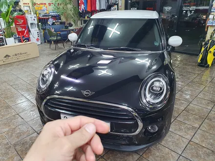 BMW 미니쿠퍼 3.5 세대 F55 주차중 아쉽게 파손된 본네트와 휀더부분을 모두 신품으로 교환하여 차량외관을 모두 살려드렸습니다.~~~^^ / 서울 도봉구