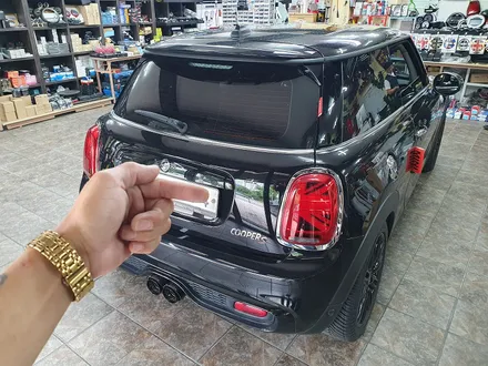 BMW 미니쿠퍼 3세대 F56 JCW 카본 머플럽팁과 하이 고뱃지로 차량에 포인트와 뒷태 빵빵을 완성하여 드렸습니다.~~~^^ / 서울 도봉구