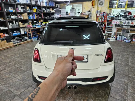 BMW 미니쿠퍼 2세대 R56 순정리모컨 배터리 교환 수신거리연장과 함께 다른 R56 미니쿠퍼에 본네트 케이블 수리와 함께 가져오신 블랙박스를 모두 장착하여 드렸습니다.~~~^^ / 서울 도봉구