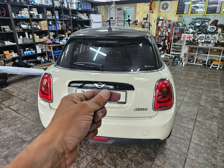 BMW 미니쿠퍼 F56 고장난 거치대와 순정블랙박스를 모두 탈거하고 가성비 좋은 블랙박스 장착으로 불안함을 해소시켜 드렸습니다. / 서울 도봉구