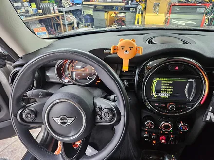 BMW 미니쿠퍼 R60 컨트리맨 편리한 락폴딩 장착과 함께 F56 귀요미 카카오 프렌즈 무선충전기 장착으로 차량들이 더욱더 편리해 집니다.~~~^^ / 서울 도봉구