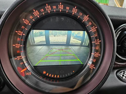 BMW 미니쿠퍼 R55 클럽맨 기존 고장나버린 인터페이스 제거후 신품으로 교환하여 후진시 후방카메라 기능을 살려드렸습니다.~~~^^ / 서울 도봉구