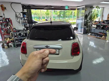 BMW 미니쿠퍼 F56 편리한 룸미러 후방카메라 장착과 함께 가져오신 블랙박스 및 미니전용 거치대를 장착하여 편리함을 더해드렸습니다.~~~^^ / 서울 도봉구