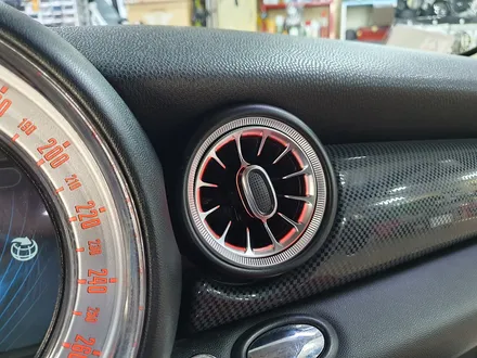 BMW 미니쿠퍼 2세대 R56 순정엠비언트 라이트 연동 송풍구 엠비언트 장착으로 차량에 실내갬성마력을 1000마력 상승시켜 드렸습니다.~~~^^ / 서울 도봉구