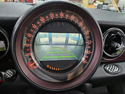 BMW 미니쿠퍼 R55 클럽맨 기존 고장나버린 인터페이스 제거후 신품으로 교환하여 후진시 후방카메라 기능을 살려드렸습니다.~~~^^ / 서울 도봉구