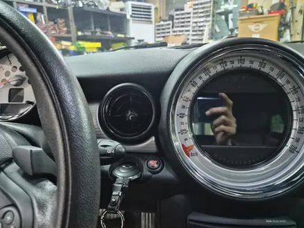BMW 미니쿠퍼 R58 쿠페 브레이크등 오일교환과 함께 순정연동 풋등 송풍구 엠비언트 라이트 튜닝과 순정리모컨 수신거리연장등 차량을 갬성마력으로 무장시켜 드렸습니다.~~~^^ / 서울 도봉구